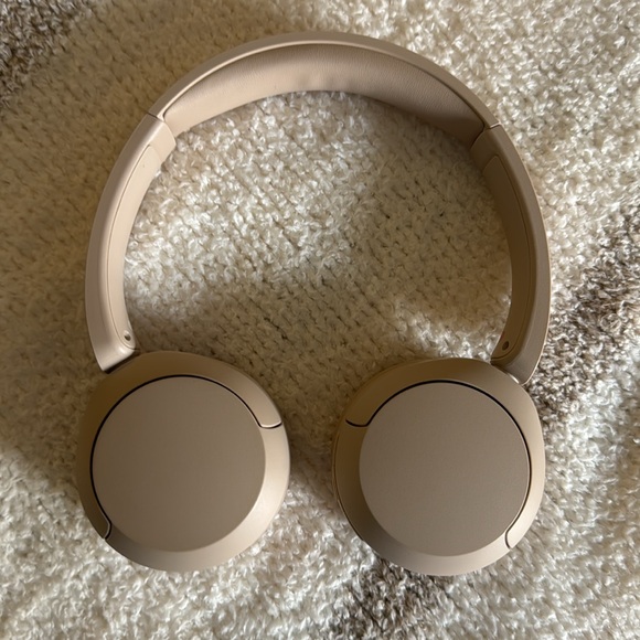 Sony Beige Wireless Headphones - Picture 2 of 4
